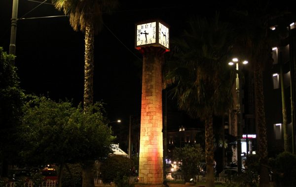 Πειραιάς: Ο Δήμος φωταγώγησε το πέτρινο ρολόι στο Πασαλιμάνι για την Παγκόσμια Ημέρα Ηπατίτιδας