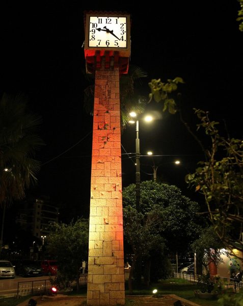 Ο Δήμος φωταγώγησε το πέτρινο ρολόι στο Πασαλιμάνι για την Παγκόσμια Ημέρα Ηπατίτιδας 6