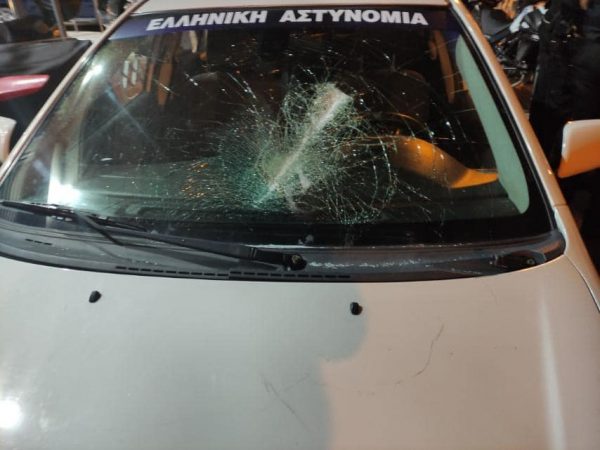 Θεσσαλονίκη: Ρομά επιτέθηκαν σε αστυνομικούς – Τραυμάτισαν τον ένα και έσπασαν το περιπολικό