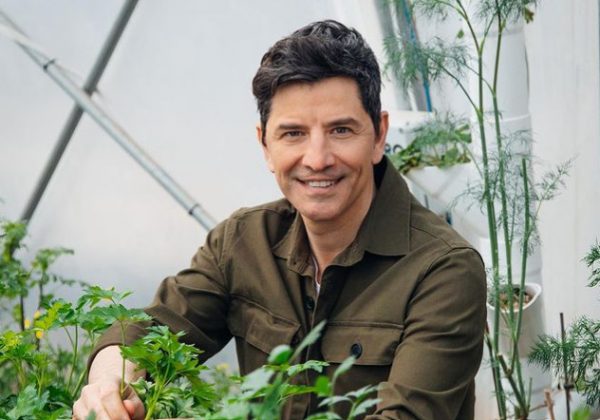 Σάκης Ρουβάς: Σε ρόλο αγρότη ο τραγουδιστής – Δείτε τον να κόβει φρούτα από το μποστάνι του