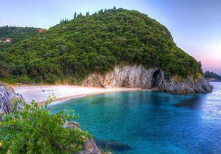 Κέρκυρα: Η άγνωστη παραλία με τα καταγάλανα νερά, τις σπηλιές και το πράσινο τοπίο