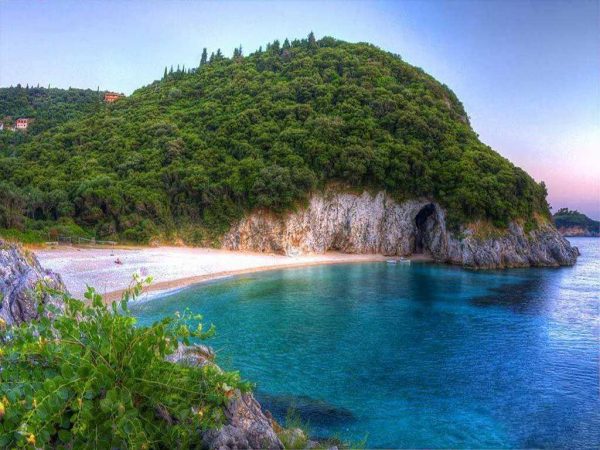 Κέρκυρα: Η άγνωστη παραλία με τα καταγάλανα νερά, τις σπηλιές και το πράσινο τοπίο