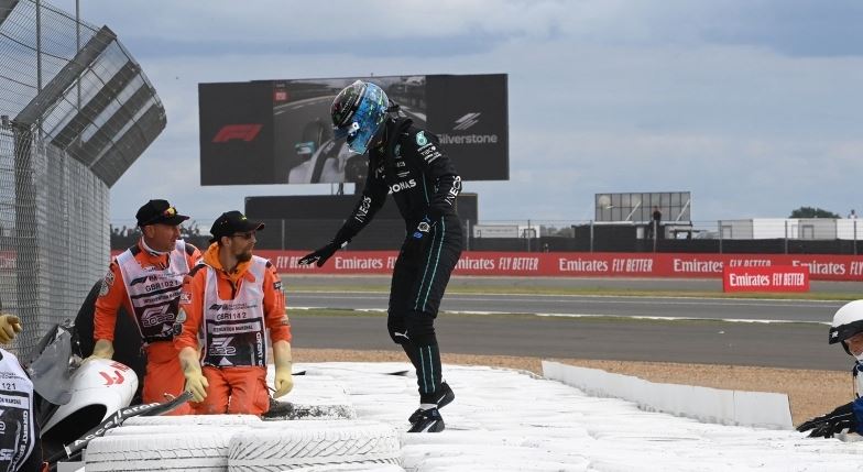 Formula 1: Η στιγμή που ο Ράσελ εκλιπαρεί για βοήθεια στον Ζου