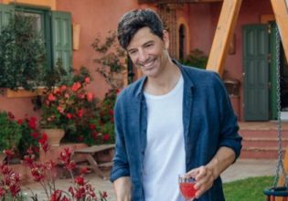 Σάκης Ρουβάς: Τρελά ερωτευμένος ο τραγουδιστής – Την κοιτάει και «λιώνει»