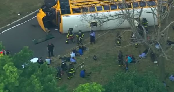Νέα Υόρκη: Ανετράπη σχολικό λεωφορείο με 37 επιβαίνοντες – Τρεις τραυματίες σε σοβαρή κατάσταση