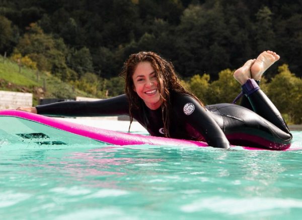 Σακίρα: Έτσι ξεπερνά τον Πικέ – Για surf σε παραλία της Ισπανίας με γοητευτικό άνδρα