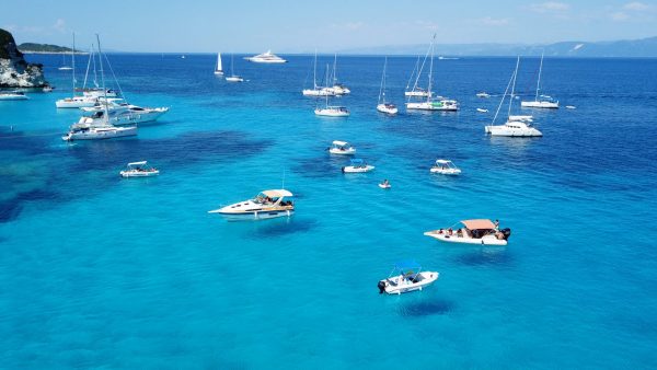 Η μαγευτική ελληνική παραλία που τα νερά της θυμίζουν… Χαβάη
