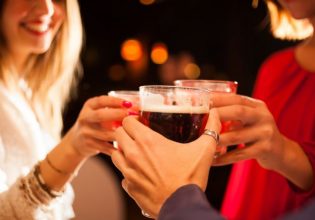 «Οι νέοι δεν πρέπει να πίνουν, αλλά οι ηλικιωμένοι μπορεί να ωφεληθούν από μικρές ποσότητες» λένε οι επιστήμονες