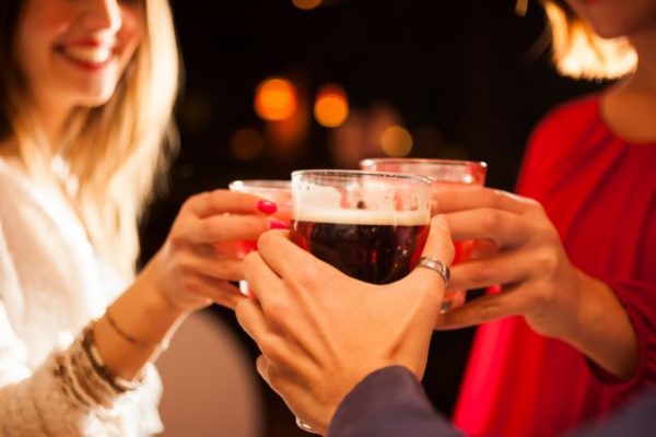 «Οι νέοι δεν πρέπει να πίνουν, αλλά οι ηλικιωμένοι μπορεί να ωφεληθούν από μικρές ποσότητες» λένε οι επιστήμονες
