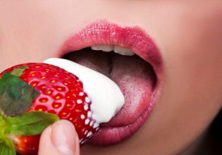 Σεξ και φαγητό: Κάντε το σώμα σας… ερωτικό μπουφέ