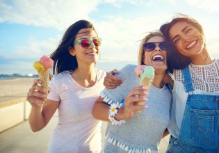 Καύσωνας: Μην τρώτε παγωτά για να δροσιστείτε – Έχει αντίθετα αποτελέσματα