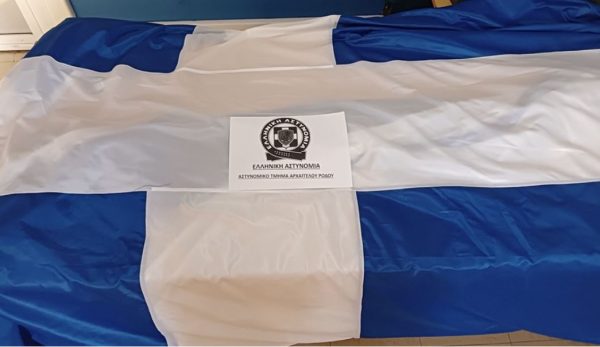 Ρόδος: Σύλληψη τριών Ολλανδών που έκλεψαν ελληνική σημαία