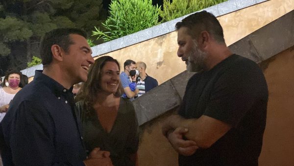 Αλέξης Τσίπρας και Μπέτυ Μπαζιάνα στο θέατρο των Δελφών – Παρακολούθησαν την «Αντιγόνη»