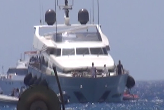 Μύκονος: Πολυτελές σκάφος προσάραξε και κινδυνεύει να βυθιστεί