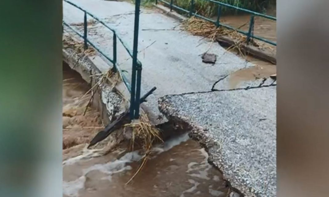 Σκύρος: Κατέρρευσαν 4 γέφυρες από την κακοκαιρία - Εγκλωβίστηκαν λουόμενοι