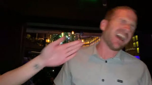 Ίος: Το έθιμο με τα σφηνάκια και τα χαστούκια που λατρεύουν οι τουρίστες