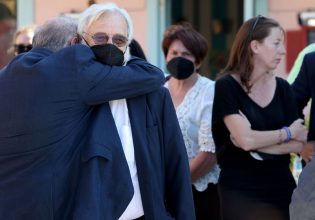 Γιάννης Σμαραγδής: Συντετριμμένος ο σκηνοθέτης στη κηδεία της γυναίκας του