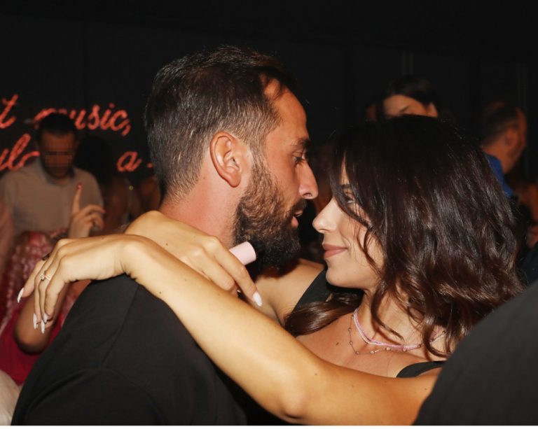 Σοϊλέδης-Αντωνά: «Καυτά» φιλιά και σέξι αγκαλιές σε νυχτερινή έξοδο