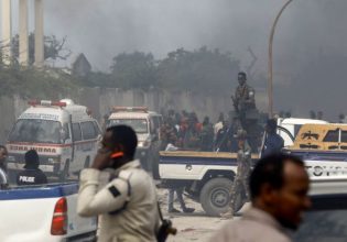 Σομαλία: Λουτρό αίματος από επίθεση με παγιδευμένο αυτοκίνητο σε ξενοδοχείο
