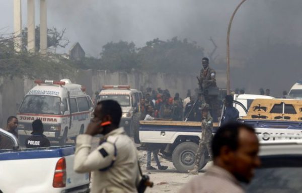 Σομαλία: Λουτρό αίματος από επίθεση με παγιδευμένο αυτοκίνητο σε ξενοδοχείο