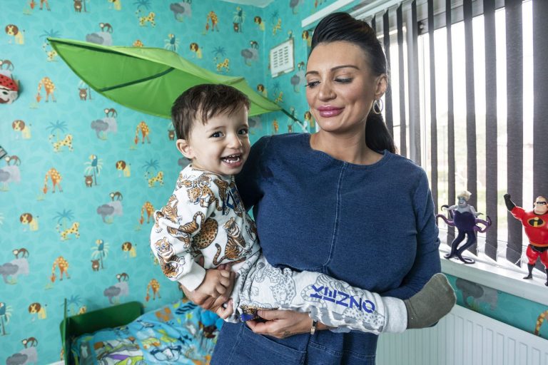 Άνεργη μητέρα παίρνει στο παιδί της χρυσή πιπίλα και πανάκριβα παπούτσια