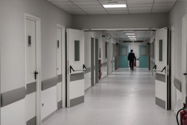 Κοροναϊός: Επανέρχεται το σχέδιο έκτακτης ανάγκης στα νοσοκομεία μετά την αύξηση κρουσμάτων και νοσηλειών