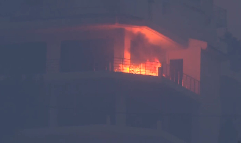 Φωτιά στην Πεντέλη: Καίγονται αυλές σπιτιών στο Ντράφι - Εκκενώνονται Ανθούσα, Διώνη και Δασαμάρι
