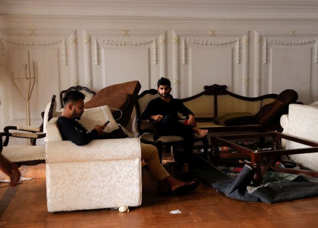 Σρι Λάνκα: «Εξτρίμ οι εικόνες από την πρωθυπουργική κατοικία – Φοιτητές έκαναν πλάκα»