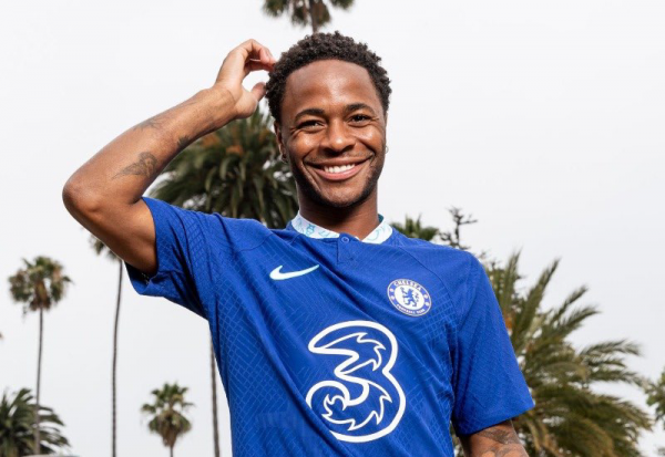 Ο Στέρλινγκ αρνήθηκε να υπογράψει φανέλα της Μάντσεστερ Σίτι