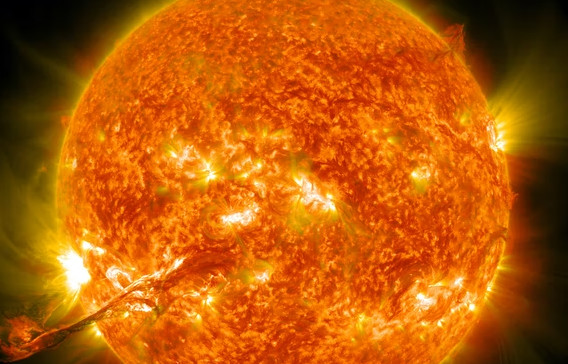 Διάστημα: Ηλιακή καταιγίδα θα «χτυπήσει» αύριο τη Γη – Πώς θα την επηρεάσει, τι δείχνει το μοντέλο της NASA