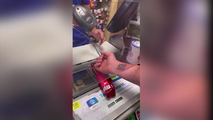 Βρετανία: Έκανε τατουάζ τον κωδικό της κάρτας του σούπερ μάρκετ επειδή την ξεχνούσε διαρκώς