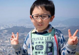 Baby shark: Viral το βίντεο με τον πεντάχρονο που παίζει το κομμάτι στα ντραμς