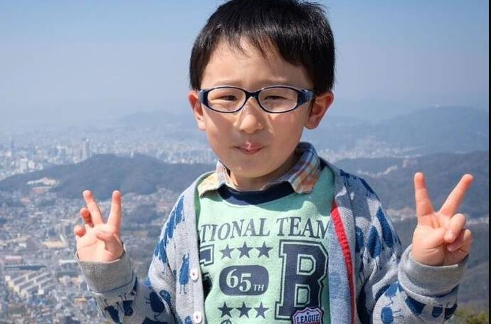 Baby shark: Viral το βίντεο με τον πεντάχρονο που παίζει το κομμάτι στα ντραμς