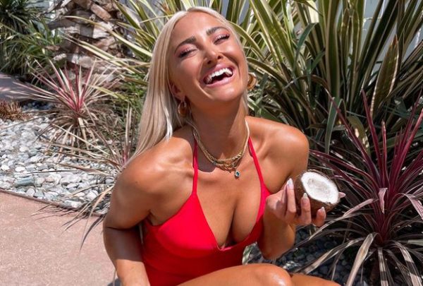 Ιωάννα Τούνη: Φορά το μπικίνι της και προκαλεί πανικό στις παραλίες της Μυκόνου