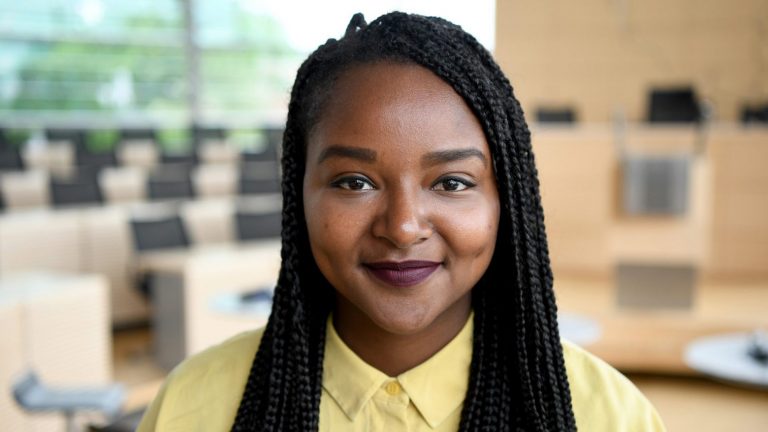 Γερμανία: Παιδί προσφύγων έγινε η πρώτη μαύρη γυναίκα υπουργός στην ιστορία της χώρας