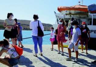 Κοροναϊός: Τα κρούσματα και οι νοσηλείες αυξάνονται αλλά τα μέτρα μένουν στο συρτάρι