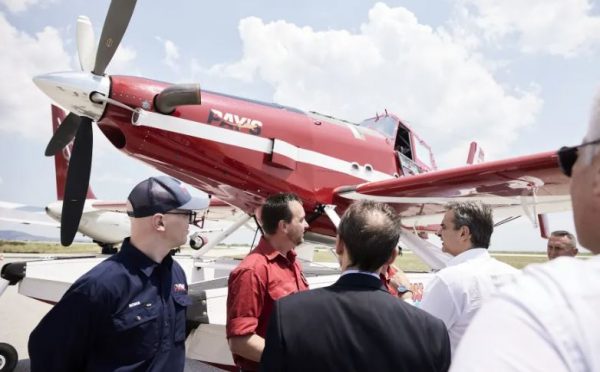 Επίσκεψη Μητσοτάκη σε βάση νέων πυροσβεστικών αεροσκαφών – Ποια είναι τα Air Tractors