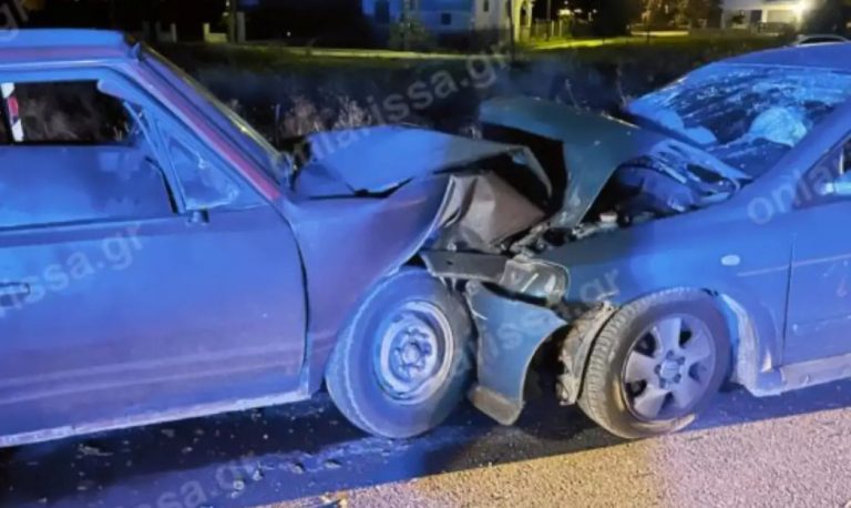 Λάρισα: Σφοδρό τροχαίο – Μετωπική ανάμεσα σε αγροτικό και επιβατικό με τετραμελή οικογένεια