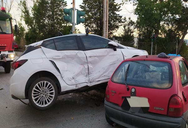 Θεσσαλονίκη: Τροχαίο ατύχημα στη Θέρμη – Δύο τραυματίες, ο ένας σοβαρά