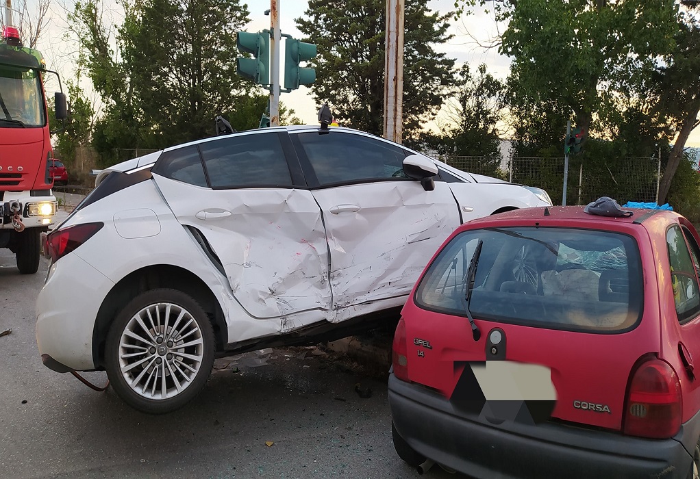 Θεσσαλονίκη: Τροχαίο ατύχημα στη Θέρμη - Δύο τραυματίες, ο ένας σοβαρά