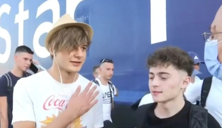 Πιτσιρικάδες στον Πειραιά: «Και οι δύο θετικοί, να δούμε ποιος θα κολλήσει τους περισσότερους»