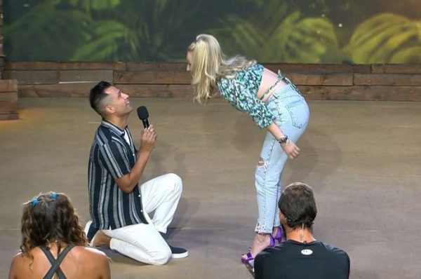 Survivor: Πρόταση – έκπληξη από τον Γιάννη Τσολάκη στον ημιτελικό – Ζήτησε σε γάμο την αγαπημένη του