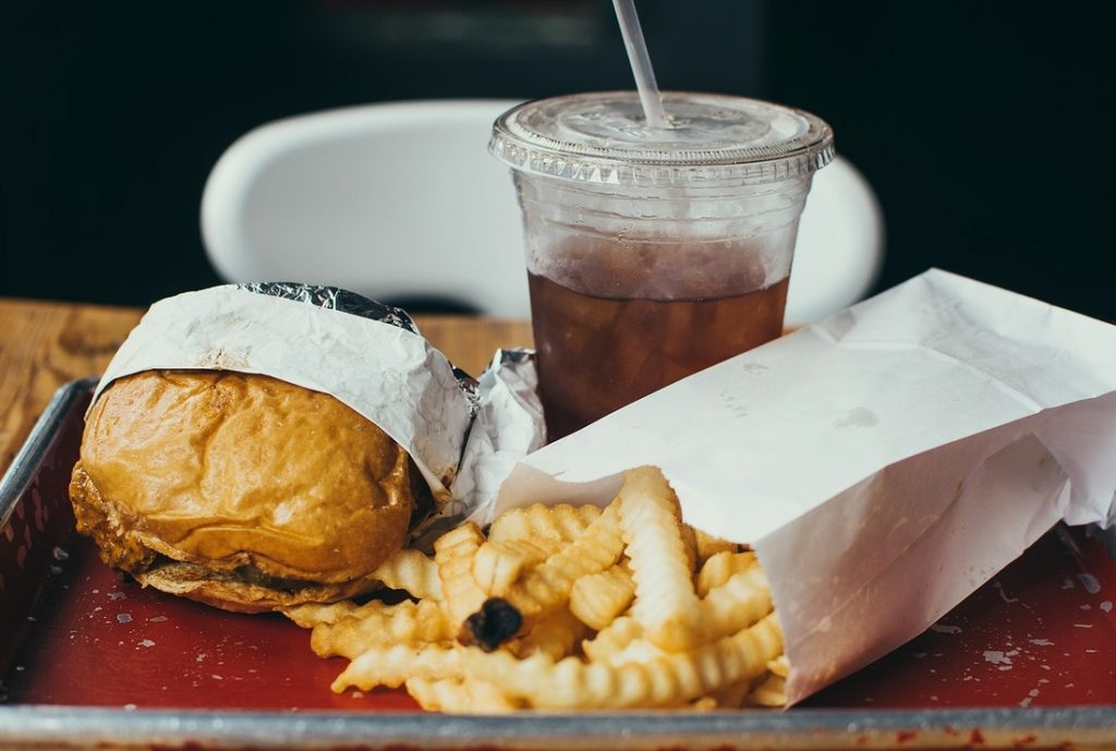 Άνοια: Τα υπερεπεξεργασμένα τρόφιμα δείχνουν να αυξάνουν τον κίνδυνο