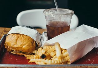 Άνοια: Τα υπερεπεξεργασμένα τρόφιμα δείχνουν να αυξάνουν τον κίνδυνο