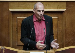 Βαρουφάκης: Η κυβέρνηση είναι σε ρήξη με το λαό – Τι είπε για τα capital controls