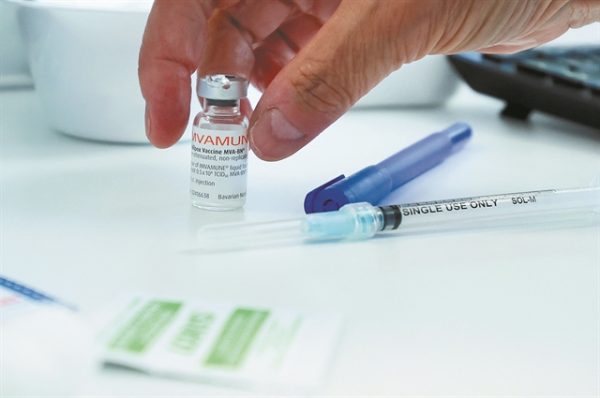 Κοροναϊός: Στη μάχη με «διδύναμα» εμβόλια