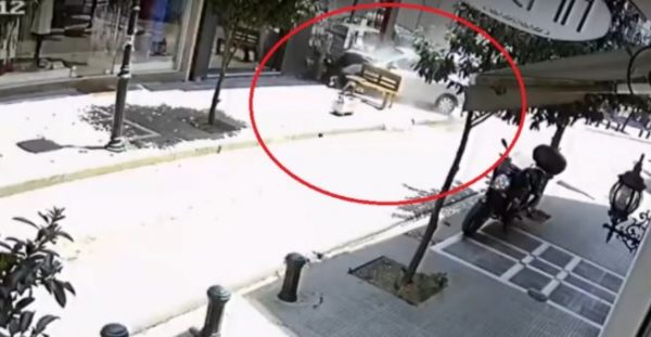 Θεσσαλονίκη: Καρέ – καρέ η τρομακτική πορεία Ι.Χ. που κατέληξε σε βιτρίνα στην Πολίχνη