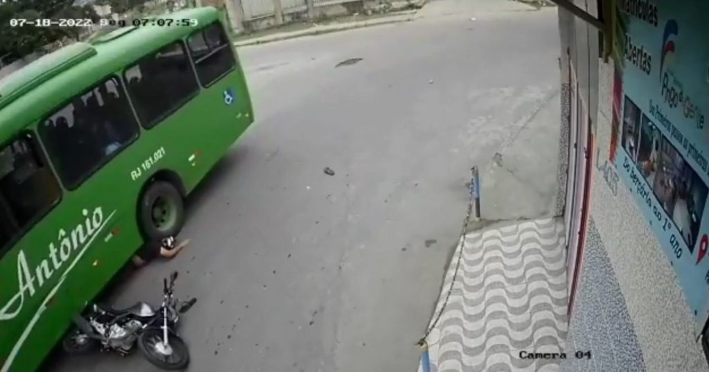 Βραζιλία: Του πάτησε το κεφάλι λεωφορείο, αλλά σώθηκε την τελευταία στιγμή από το κράνος του