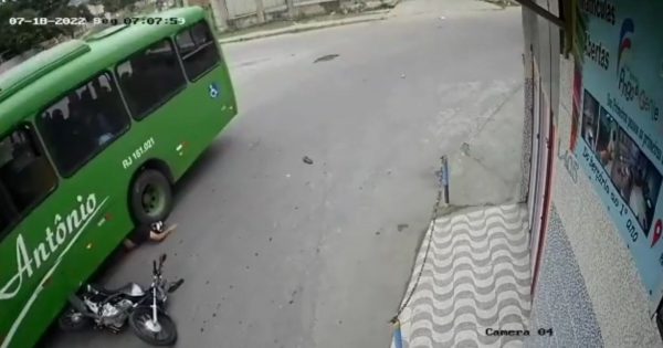 Βραζιλία: Του πάτησε το κεφάλι λεωφορείο, αλλά σώθηκε την τελευταία στιγμή από το κράνος του