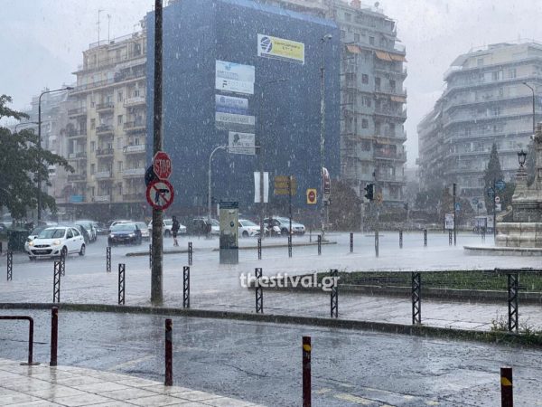 Θεσσαλονίκη: Άνοιξαν οι ουρανοί – Ξεκίνησε η κακοκαιρία (Βίντεο)